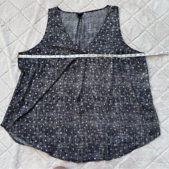 Torrid | Metallic Gray Star Pattern Flowy Tank Top Sleeveless Blouse | Size 3 - Picture 8 of 9